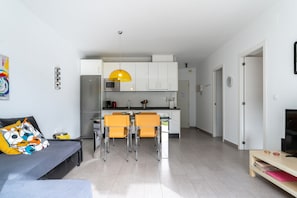 Un apartamento moderno con cocina, comedor y sala de estar.