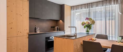 Kylskåp, mikrovågsugn, ugn och spishäll