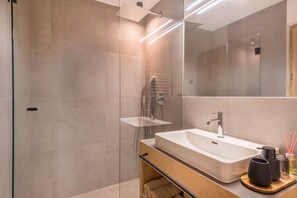 Douche, articles de toilette gratuits, sèche-cheveux