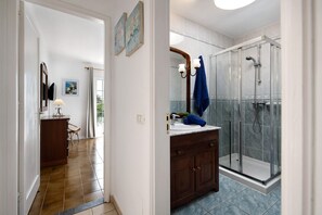 Dusche, Haartrockner, Handtücher