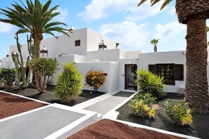 Property grounds - Vacation Home 'Puerto Chico B' with Sea View, Shared Pool & Wi-Fi (Playa Blanca)