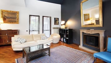 TV, fireplace