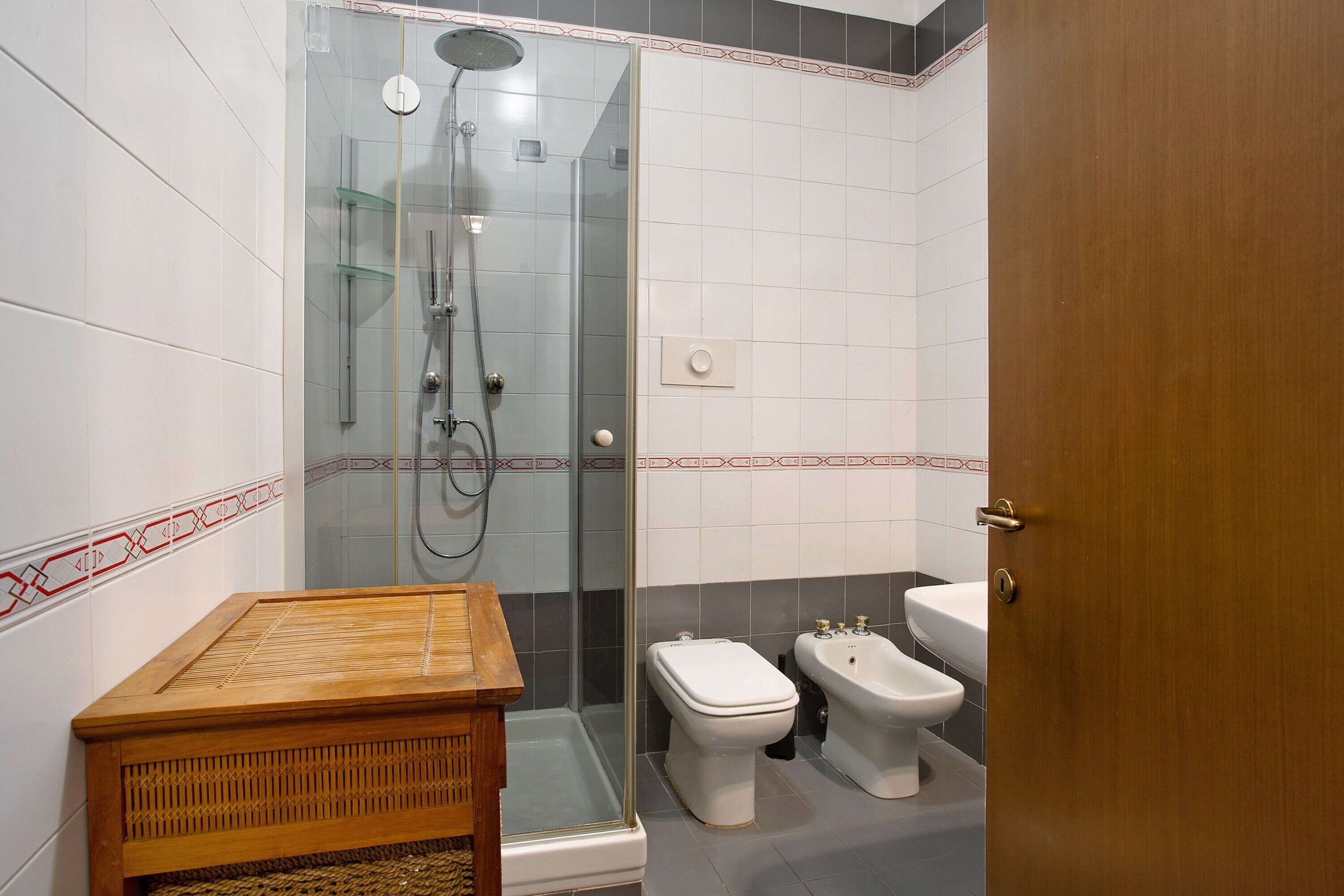 Badewanne, Haartrockner, Handtücher