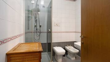 Badewanne, Haartrockner, Handtücher