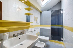 أحواض استحمام، مجففات شعر، مناشف