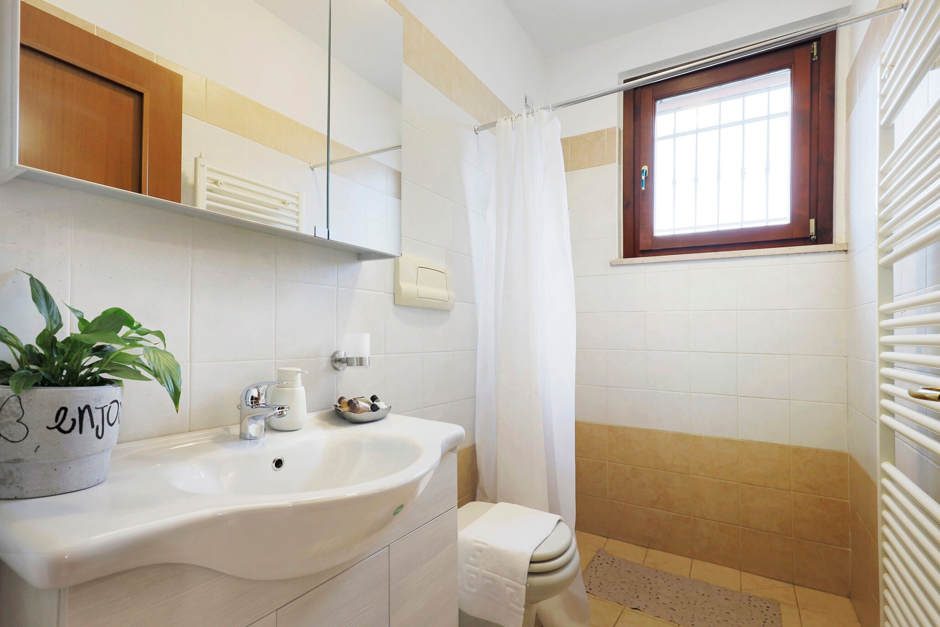 Badewanne, Haartrockner, Handtücher