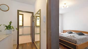 3 bedrooms, iron/ironing board, bed sheets