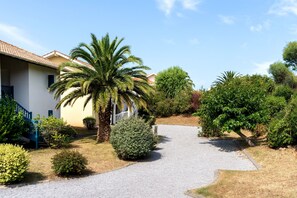 Property grounds - Holiday Apartment La Coline Bleue with Shared Pool, Covered Terrace & Wi-Fi (BIARRITZ)