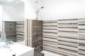 Baignoire, sèche-cheveux