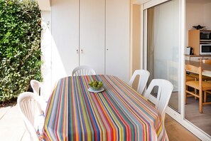 Outdoor dining - Holiday Apartment La Coline Bleue with Shared Pool, Covered Terrace & Wi-Fi (BIARRITZ)