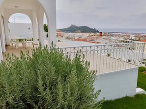 A balcony with a view of a hill and buildings. - Maison Charmante - vue 360° mer et Montagnes (Tabarka)