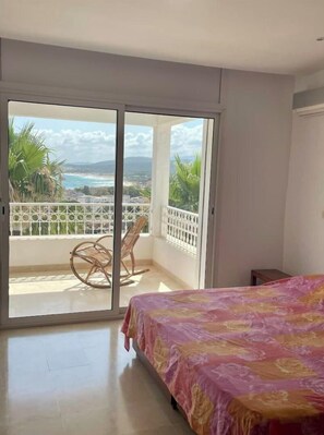 3 bedrooms, desk, iron/ironing board, free WiFi