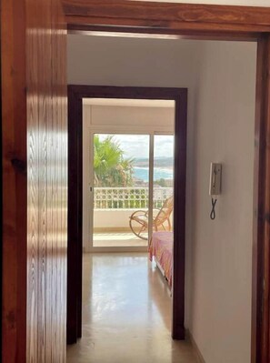 A hallway leading to a balcony with a view of the ocean. - Maison Charmante - vue 360° mer et Montagnes (Tabarka)