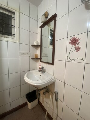 Shower, hydromassage showerhead, free toiletries, slippers