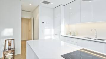 Geladeira, micro-ondas, fogão, lava-louças