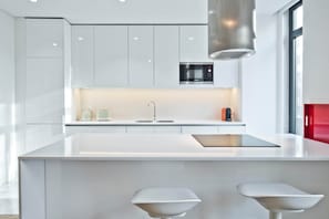 Refrigerador, microondas, horno y lavavajillas 