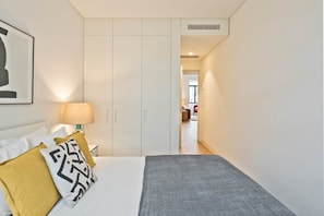 2 habitaciones, tabla de planchar con plancha, wifi y ropa de cama 