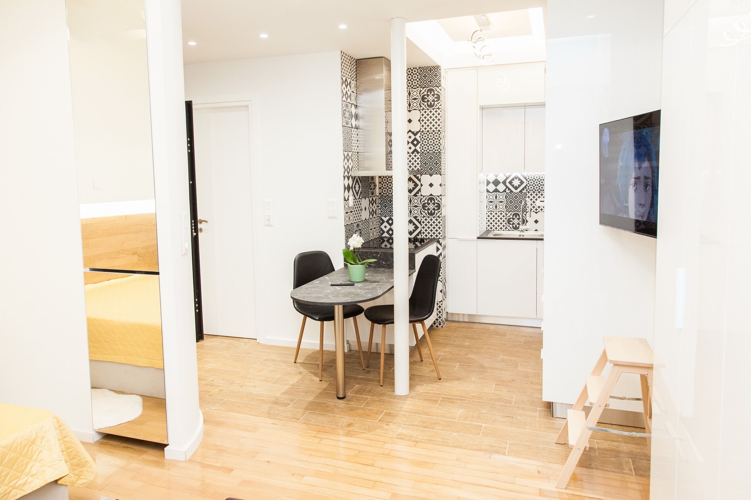 Deluxe Studio | Living area | TV