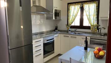 Frigorífico, microondas, horno y placa de cocina