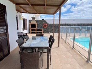 Outdoor dining - HEATED PRIVATE POOL - FREE PARKING - BARBECUE - FREE WIFI. (Playa Blanca)