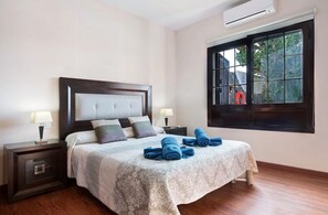 3 slaapkamers, een strijkplank/strijkijzer, reisbedje, gratis wifi