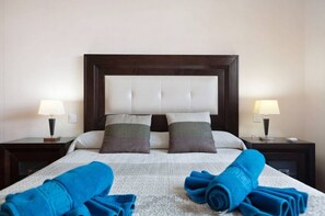 3 bedrooms, iron/ironing board, travel cot, free WiFi - HEATED PRIVATE POOL - FREE PARKING - BARBECUE - FREE WIFI. (Playa Blanca)