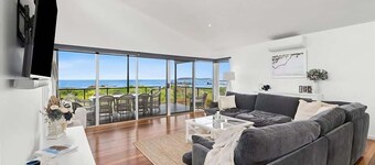 Seaspray Daze | Beachfront Tomakin Cove
