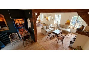 Smart TV, chimenea, futbolito y libros 