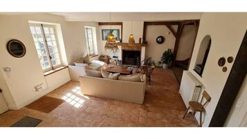 Una Smart TV, una chimenea, un futbolín, libros