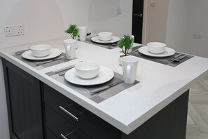 Shared kitchen - No 1 Luxury Service Accommodation (Belfast)