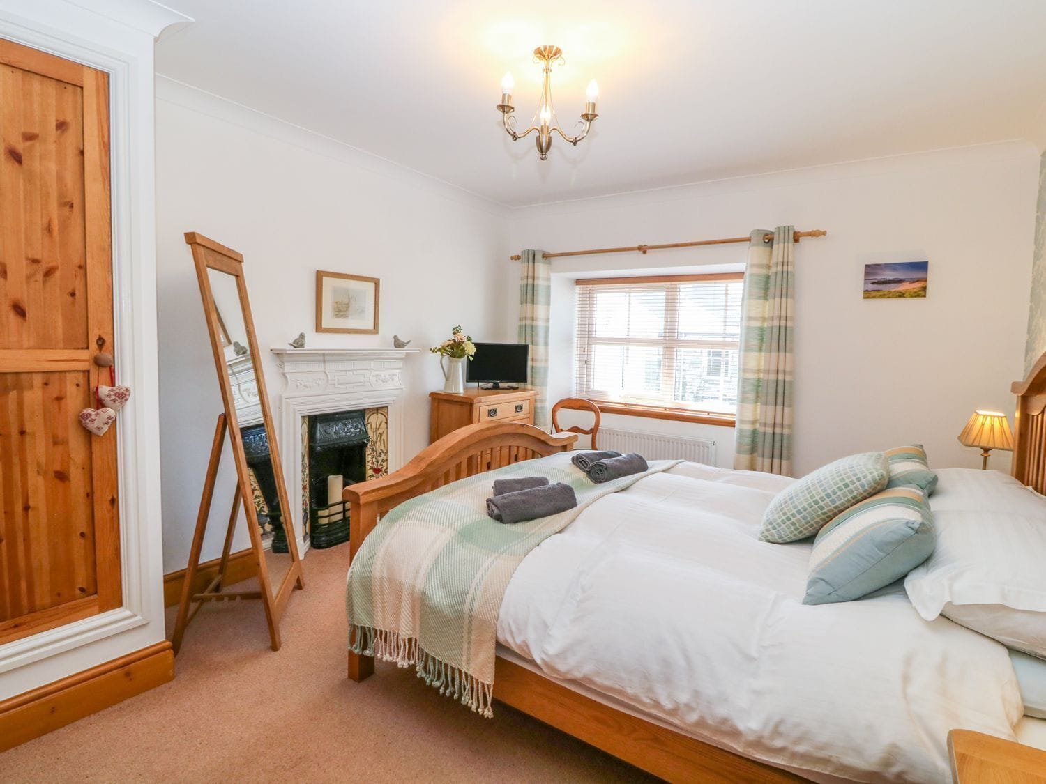 4 عدّة غرف نوم وبديكورات فريدة لكل غرفة وطراز فريد لكل وحدة