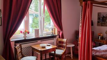 Deluxe tweepersoonskamer, en-suite badkamer, uitzicht op tuin (The Lady of Shalott) | 1 slaapkamer