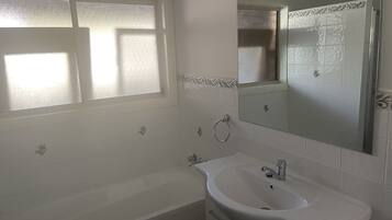 Combined shower/bathtub, jetted bath, hair dryer, towels