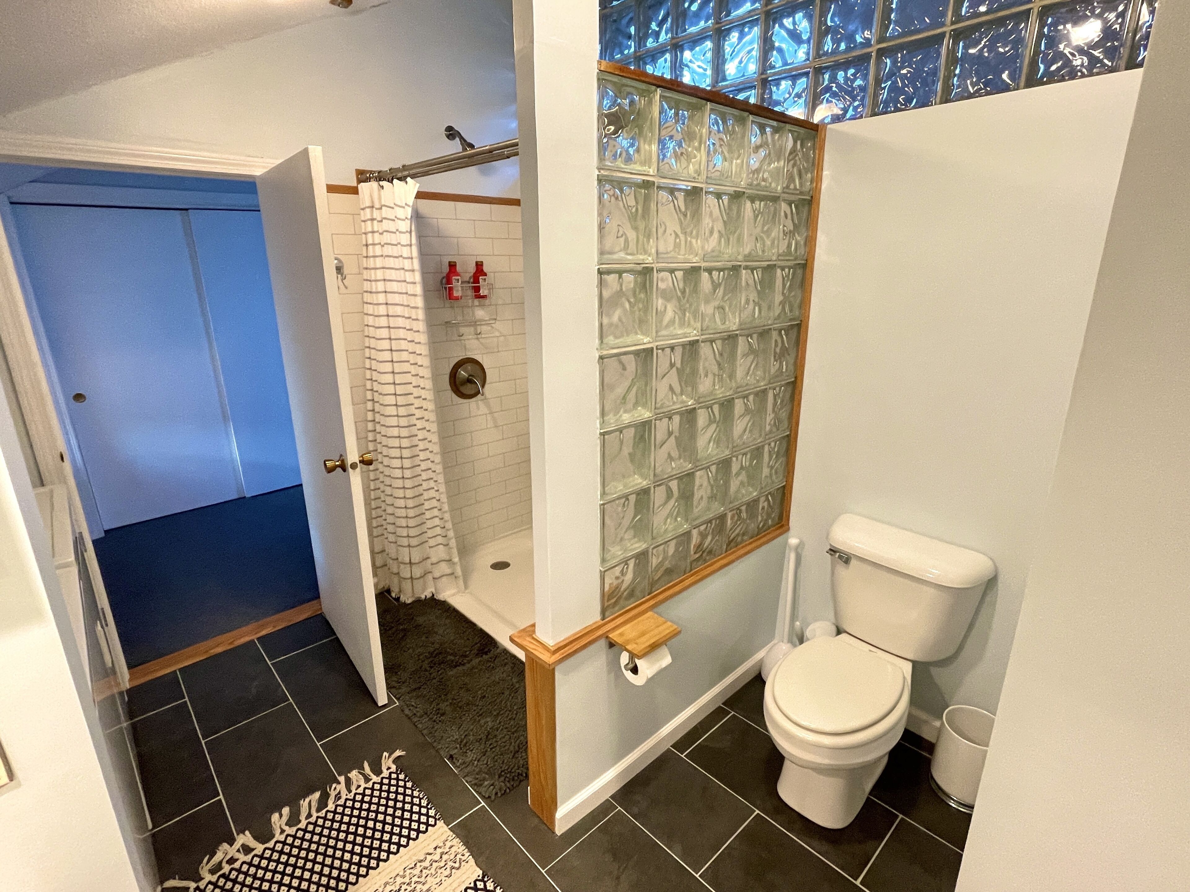 淋浴设施、吹风机、毛巾、肥皂