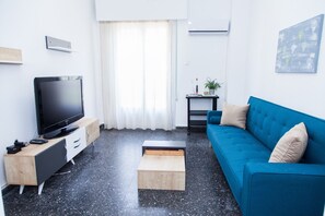 TV - Beautiful Apartment in Piraeus (Piraeus)