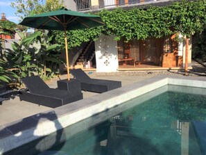 Una piscina al aire libre