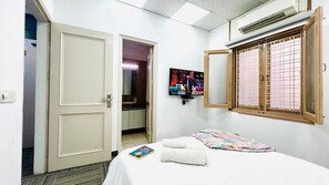 1 bedroom, laptop workspace, iron/ironing board, free WiFi - BluO Awesome 1BHK DLF Galleria Market ,Gym TT (Gurugram)