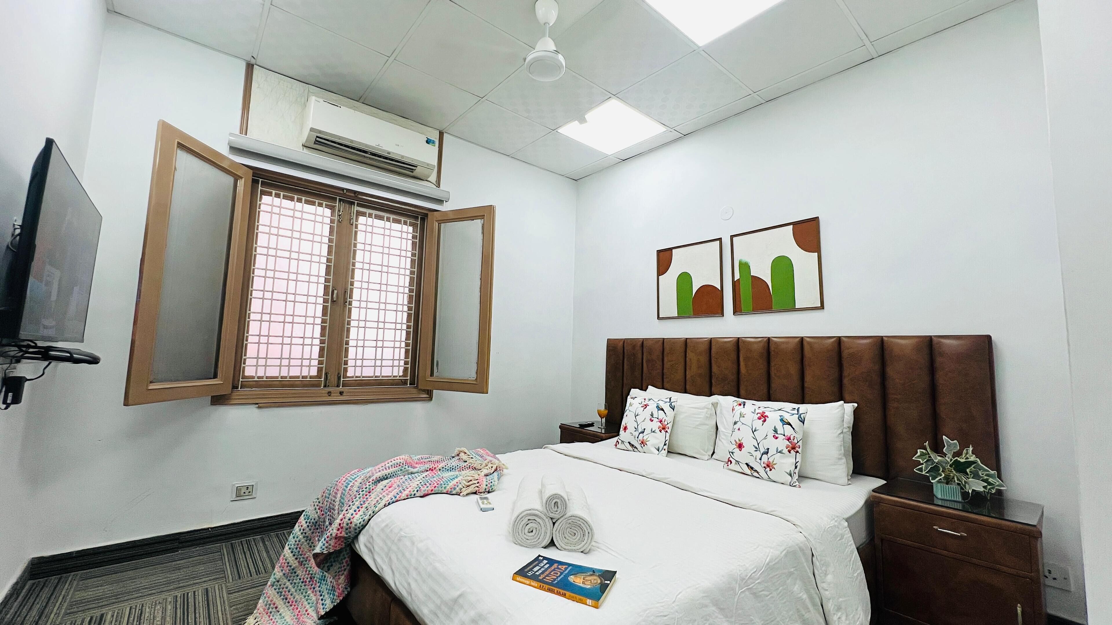 Apartamento estándar, 1 habitación, fumadores, vistas a la ciudad | 1 dormitorio y espacio para trabajar con un portátil