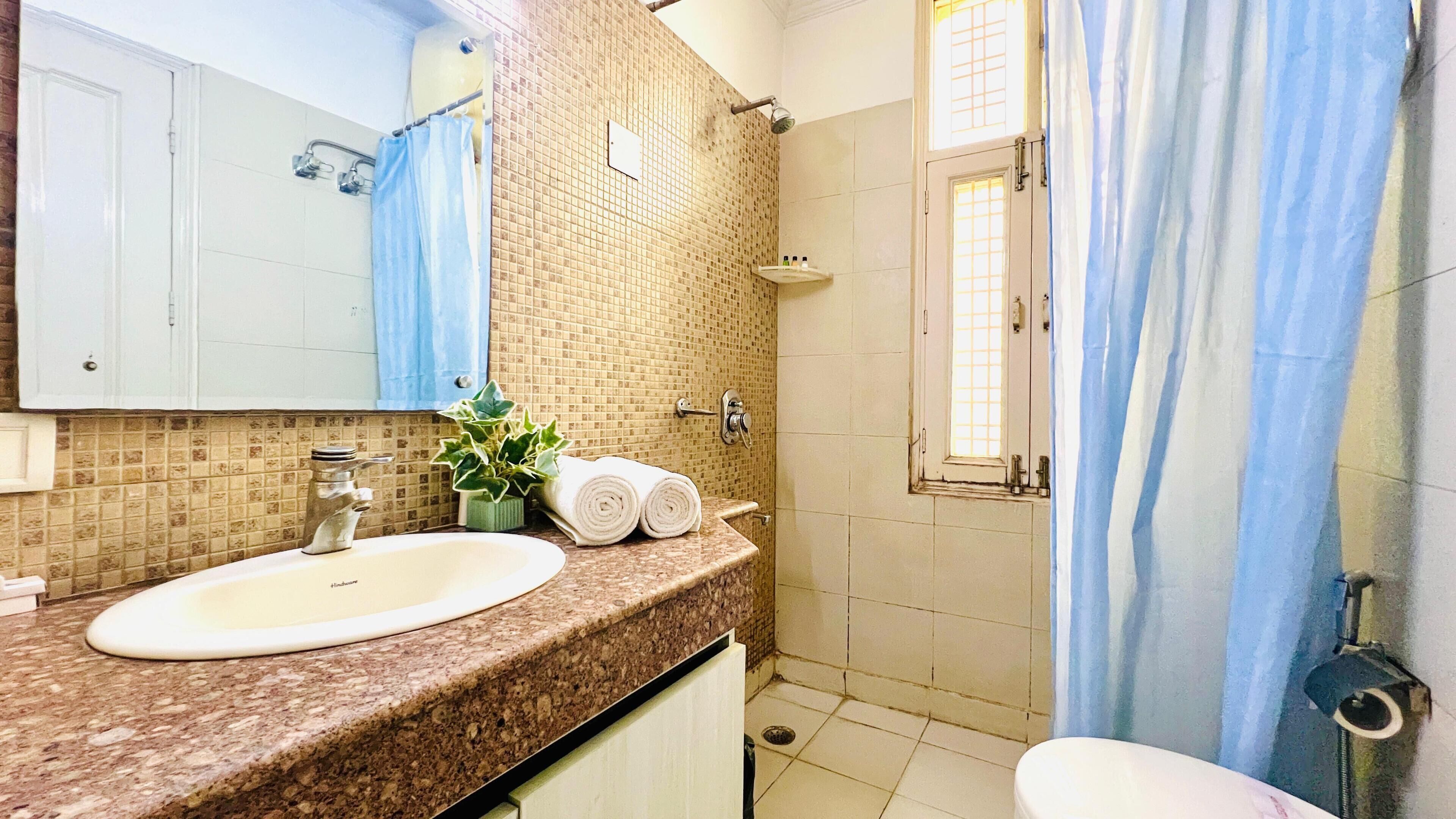 Standard Apartment, 1 Bedroom, Smoking, City View | Bilik Mandi | Pancuran mandi, pengering rambut, tuala disediakan 