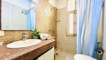 Standard Apartment, 1 Bedroom, Smoking, City View | Bilik Mandi | Pancuran mandi, pengering rambut, tuala disediakan