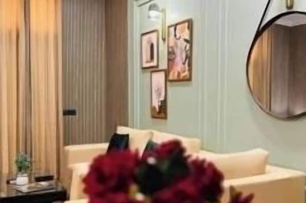 BluO Awesome 1BHK DLF Galleria Market ,Gym TT