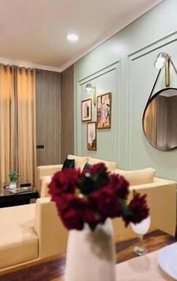 Exterior - BluO Awesome 1BHK DLF Galleria Market ,Gym TT (Gurugram)
