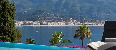 Een buitenzwembad en een verwarmd zwembad