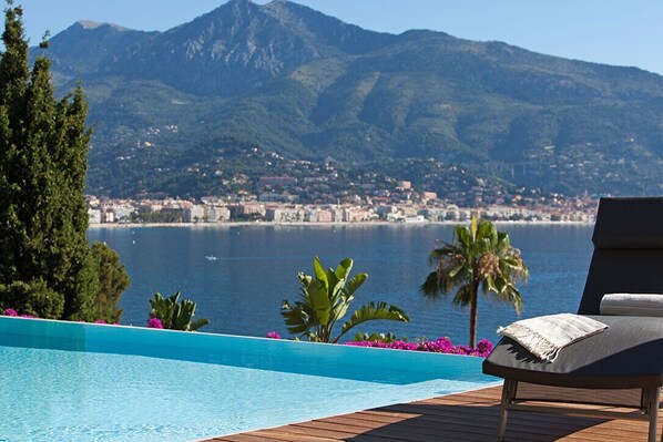 Piscina all'aperto, una piscina riscaldata