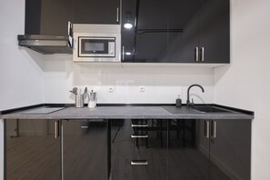 Refrigerador, microondas, placa de cocina, lavavajillas