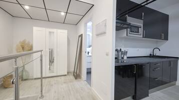 Een koelkast, een magnetron, een kookplaat, een vaatwasser