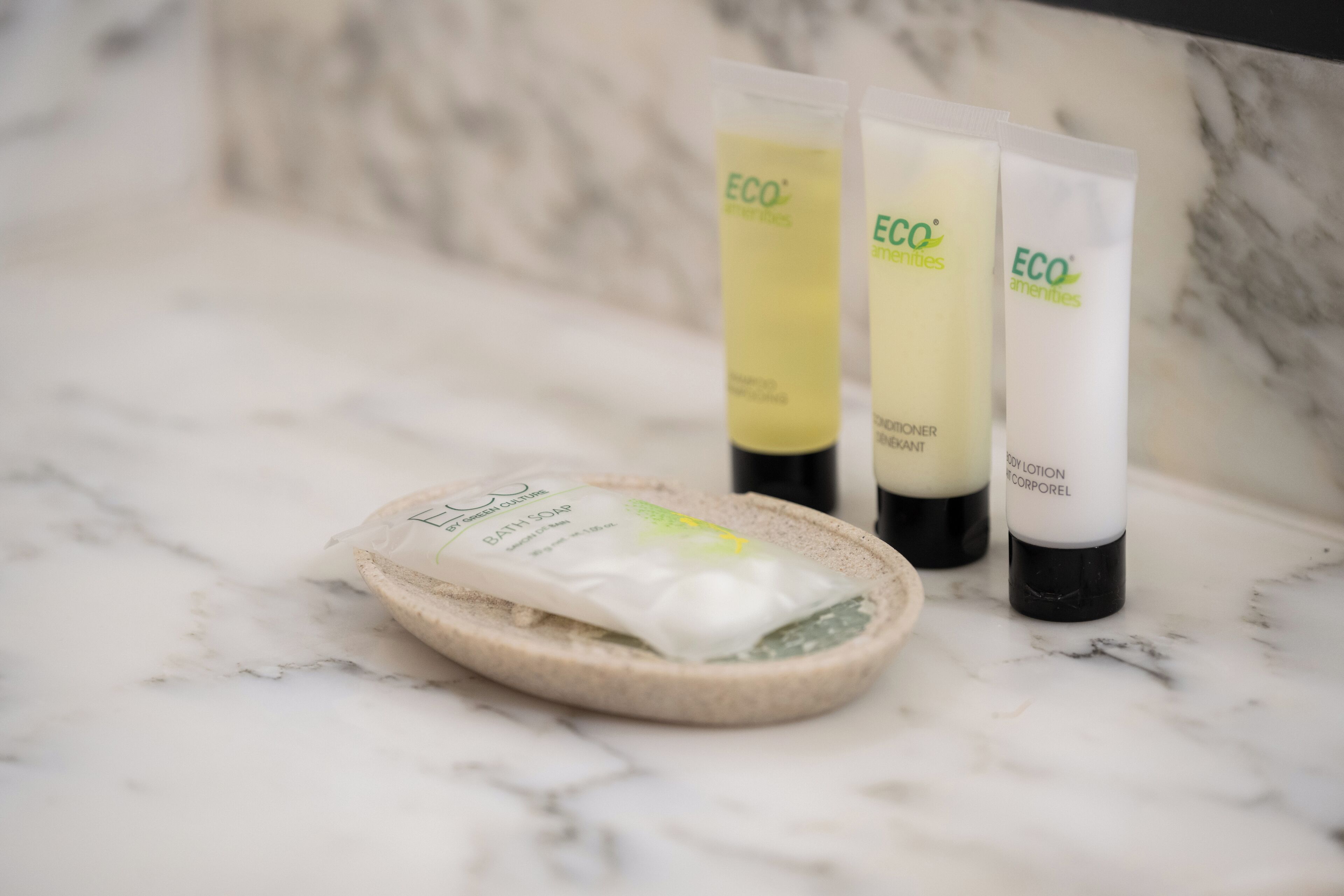 Combined shower/tub, hair dryer, towels