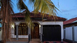 Unclassified image, 4 of 15, button - Coconut House (Fumba)