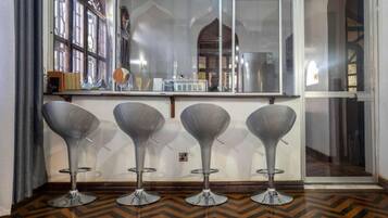Executive Apartment | Private kitchen | Fridge, microwave, oven, cookware/dishes/utensils