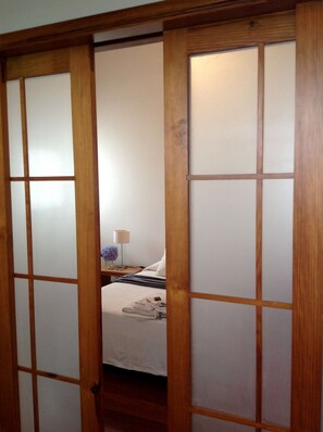 2 chambres, coffres-forts dans les chambres, bureau